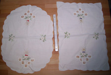 2x Weihnachtstischdecken weiß mit weiß, rot, blaue Kerze und Wellenrand