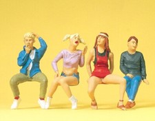 Preiser Spur I 63079 Sitzende Jugendliche .  Maßstab 1:32