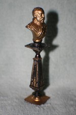 1 Antike PUPPENSTUBEN  Büste mit Ständer 1900