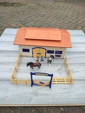 SCHLEICH 40165 HOLZSCHEUNE, PFERDE UND HÜTER