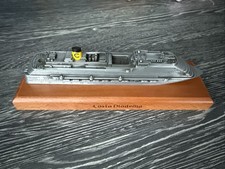 Costa Diadema Schiffsmodell auf Holzsockel mit Schiffsdaten auf Boden