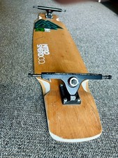 Bare Knuckle Longboard, mit Caliber Achsen und Connolly kult retro Wheels 