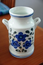 weiß-blaue Blumenvase im Landhausstil