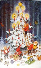 Fritz Baumgarten  - Zwerge schmücken Christbaum im Wald an Weihnachten  - 2015