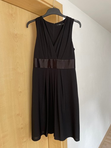 Schwarzes trägerkleid mit - trägerkleid,