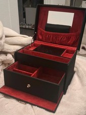 Schwarzes Schmuckkästchen von