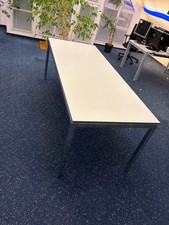 Marken-Schreibtisch von bene 200 x 80 cm mit verdecktem Kabelkanal