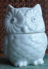 EULE, DEKORATIVE DOSE AUS WEIßEM PORZELLAN IN NEUWERTIGEN ZUSTAND