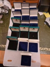 Menge Plastik Münzboxen.