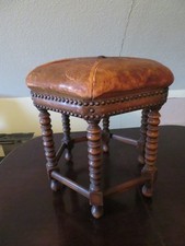 alter Hocker mit leichter Beschädigung