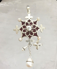 Drachenfels Anhänger in 925er Silber besetzt mit 7 Perlen. Designer Schmuckstück