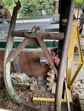 Frontlader für Unimog 411 mit Anbauplatte und Hydraulikzylindern. 