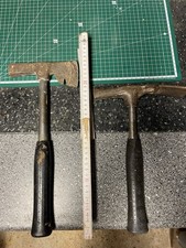 Maurerhammer und Beilhammer mit Stahlstiel