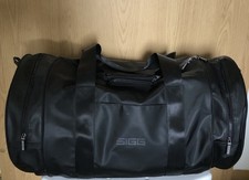 Reisetasche/Sporttasche „SIGG“ L-63; B-34; H-34 cm. Schwarz, wasserfest. Wie Neu