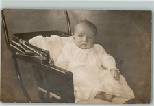 39151378 - Kinderwagen aus England Baby 1912