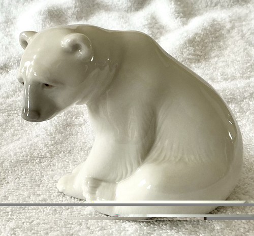 Lladro 1209 seated polar - #1209, “seated