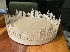 Deko Tablett Haus Häuserstadt Weiß Metall rund Landhaus Shabby Skandi 25 cm