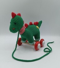 Baby Glück Plüsch Dinosaurier Nachziehtier auf Holzrollen gestrickt grün wie Neu