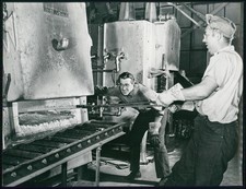 Foto 24x18cm Stahlarbeiter in USA bei der Arbeit am Hochofen in den 1950er Jahre