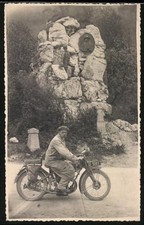 Foto-AK Mann mit Puch-Motorrad auf dem Pass Lueg am Struber-Denkmal 