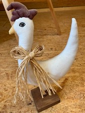 Geniales Deko Huhn aus Stoff mit Holzfuß
