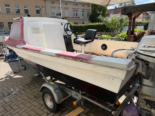 Boot mit trailer - mit,