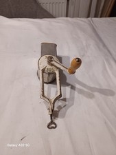 Vintage Nuss - Mandelmühle, Käsereibe mit Handkurbel und Tischbefestigung