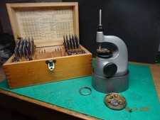 Triebnietmaschine mit Sockel,zum Zeiger setzen Armb. u. Taschenuhr!