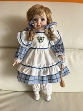 Porzellanpuppe 40 Cm Blond Blaue Augen Weiß /Blaues Kleid mit Kochlöffel