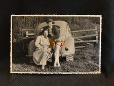 Foto-AK Volkswagen Typ 1 - Mutter u. Tochter m. VW Brezel-Käfer – ca. 50er Jahre