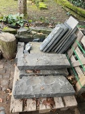 Natursteinstehlen und Schhieferplatten