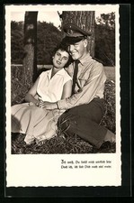 Soldat der Bundeswehr sitzt mit seiner Freundin auf der Wiese, Ansichtskarte 