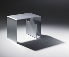 Beistelltisch oder Multifunktionstisch -  Material Polysterol – Aluminiumfarbig