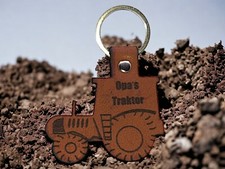 Schlüsselanhänger personalisiert individuelle Wunsch Gravur Leder Traktor braun