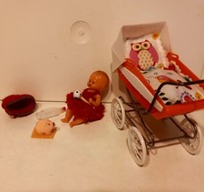 Puppenwagen für die Puppenstube, Kissengarnitur, Püppchen, Spielzeugzubehör