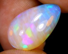 Natürlicher Äthiopischer Welo Opal mit 6.53ct, Tropfenform, tolles Farbspiel