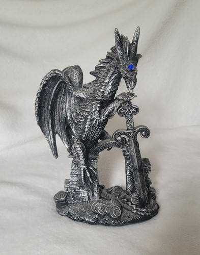 Drachenfigur mit schwert und - mit,