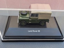 Schuco Land Rover 88 in grün mit Verdeck in Vitrine, 1/87; Farbkombi sehr selten