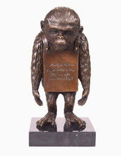 Bronze Affe mit Schild