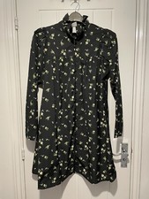 Schwarzes hochgeschlossenes