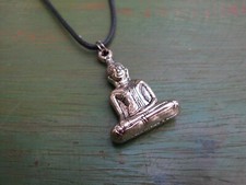 Buddha Anhänger Metall Buddhafigur sitzend 3,5 cm an Schmuckband silberfarben