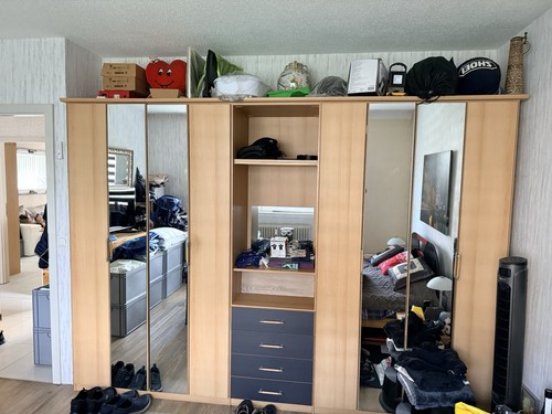 Kleiderschrank - ,