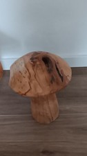 Zwei große Pilze aus Holz als