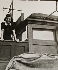 Junge Frau steht an Deck eines