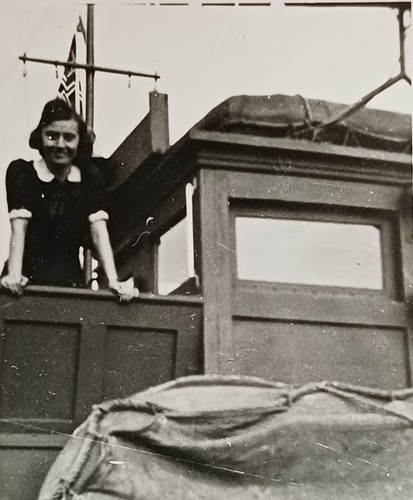 Junge frau steht deck eines - junge,
