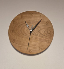 Wanduhr in Kirsche Massiv