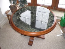 Tisch, Beistelltisch, aus Kirschholz, Platte aus grünem Marmor poliert