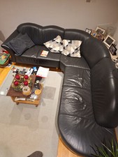 Dreiteiliges Ledersofa mit Rundecke, schwarz, gut erhalten