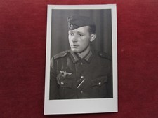 WH-Soldat mit Feldbluse und Schiffchen der Pioniere