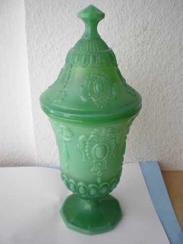 Alter pressglas pokal grün - pokal,